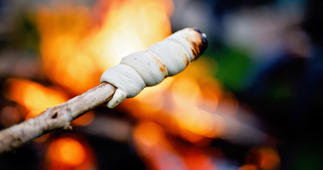 Stockbrot über dem Feuer
