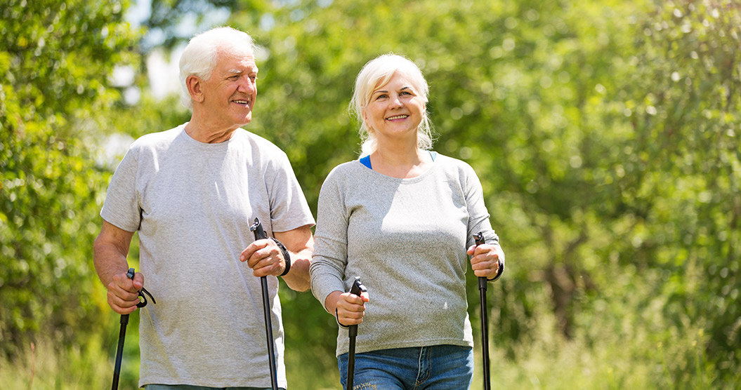 Senioren beim Nordic-Walking